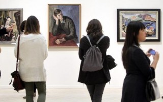 Detalle exposicion de cuadros de Menchu Gal en Sala Kubo de San Sebastián